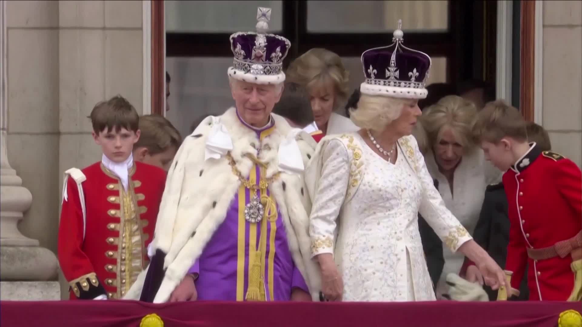 Kráľ Karol III. a kráľovná Kamila pozdravili verejnosť