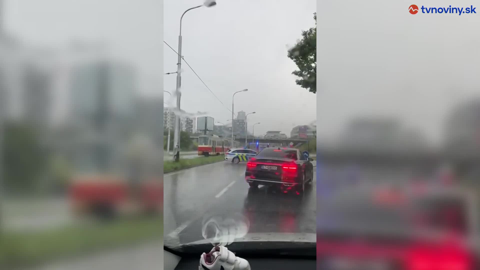V podjazde v Ružinove zatopilo auto