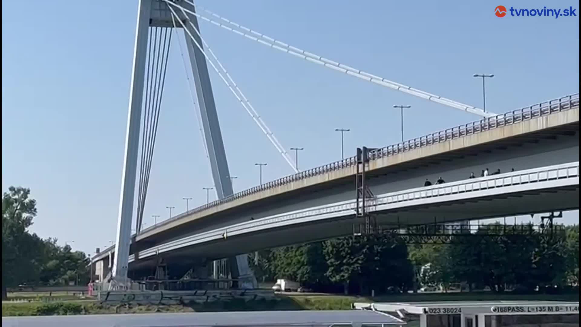 Muž chce skočiť z mosta SNP.
