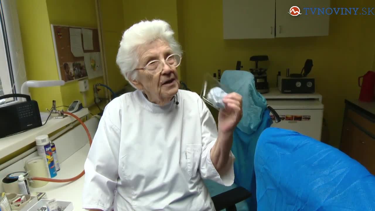 Najstaršia zubná laborantka robí zuby 70 rokov, ale tie nezviditeľnili.