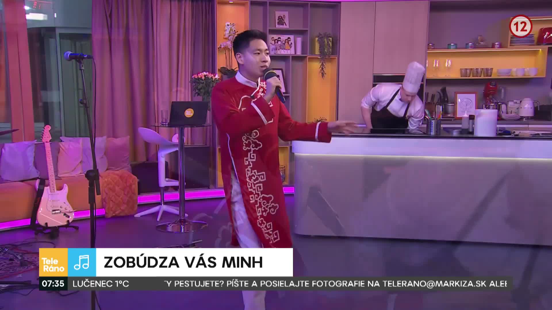 Minh spieva tradičnú vietnamskú pieseň
