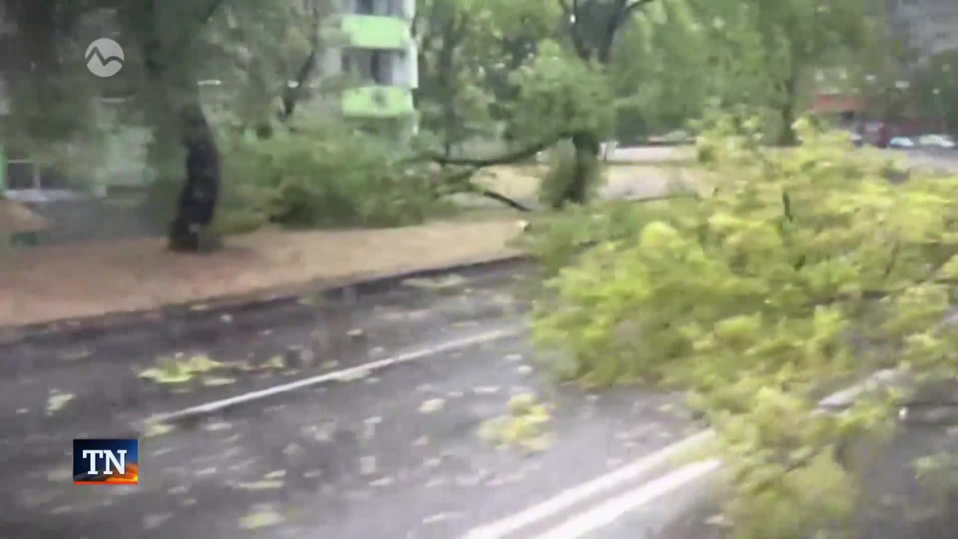 Juhovýchodným Slovenskom sa prehnali mimoriadne silné búrky. Rozsah škôd nevylučuje výskyt tornáda | tnlive.sk
